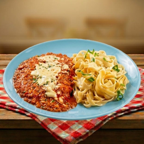 Apresentamos a nossa deliciosa e suculenta 'Parmegiana de Carne c/ Spaghetti Alho e Óleo', uma das estrelas da nossa categoria 'Executivos Especiais'. Este prato apresenta um filé de frango irresistivelmente crocante, meticulosamente coberto com um molho de tomate natural, feito na hora, que é então gratinado com a mais nobre e saborosa mussarela de primeira linha. Este deleite é acompanhado de talharim alho e óleo, preparado à perfeição para realçar ainda mais os sabores. Uma refeição divinamente saborosa e aconchegante que irá encantar o seu paladar.