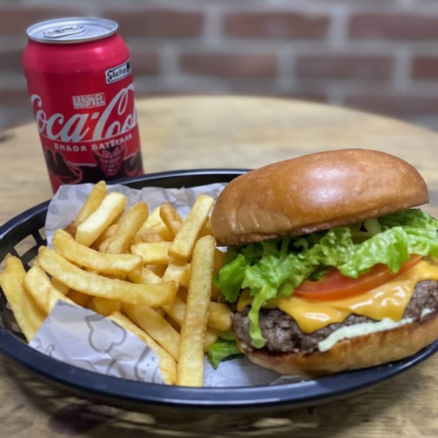 Escolha um de nossos melhores lanches artesanais com hambúrguer de 150g acompanhado de batata + Coca-Cola Original 350ml