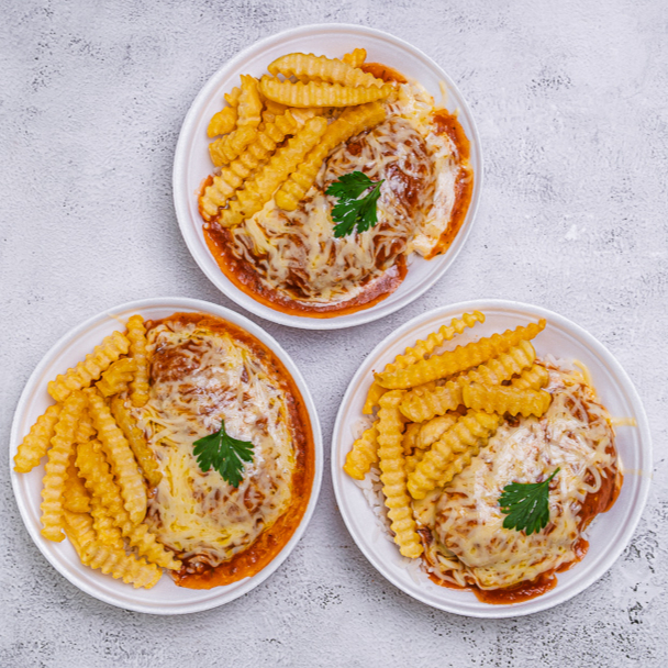 03 Marmita de Parmegiana com Fritas, acompanha arroz branco, batata frita.
