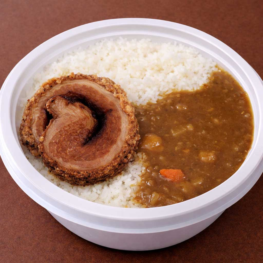 Karê é um dos pratos mais populares no Japão e tem origem indiana e é conhecido no Brasil como curry. No estilo japonês o molho é mais encorpado e leva batata, cenoura e pedacinhos de carne para dar mais sabor ao prato. No caso do salmão grill o filé é grelhado na manteiga. A montagem final do prato é feita com arroz japonês, molho de karê e a carne escolhida. O resultado é um prato muito saboroso, principalmente pelo karê ser bem temperado e picante e o arroz japonês não levar tempero algum. Tudo isto com o complemento da carne que você escolheu. Vale a pena provar e conhecer este saboroso prato!