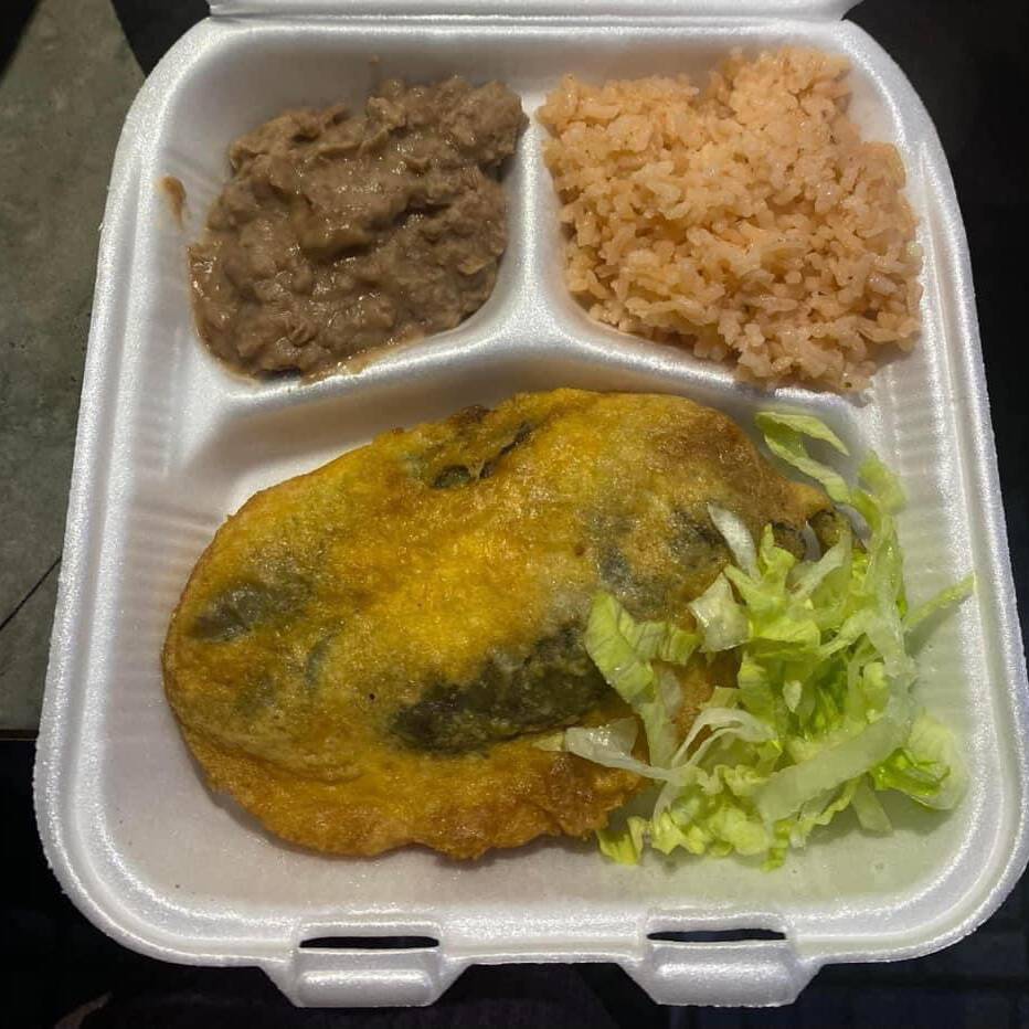 Chile Relleno de Carne con Arroz y Frijoles