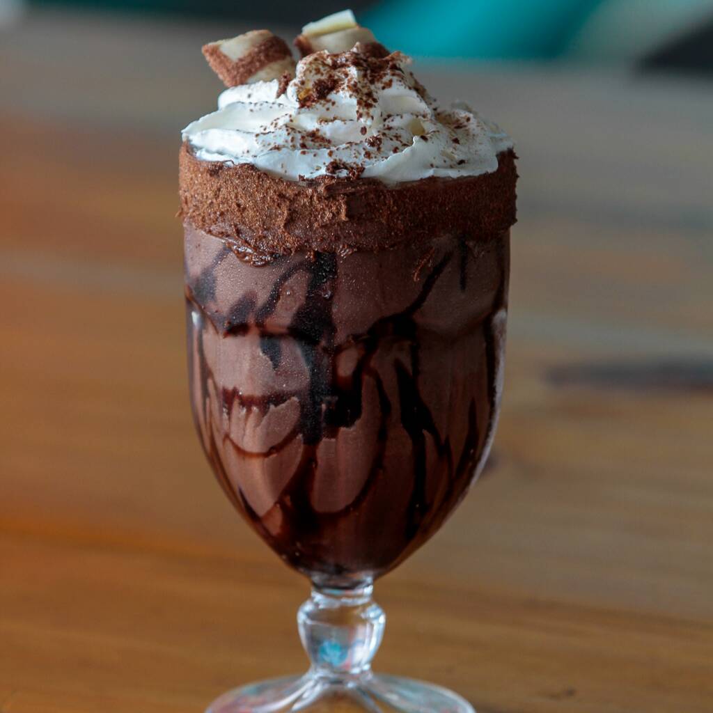 Milkshake Kinder Bueno, Borda de Nutella, Calda de Chocolate e Mais Kinder Bueno para Uma Experiência Única e Irresistível ao Paladar.