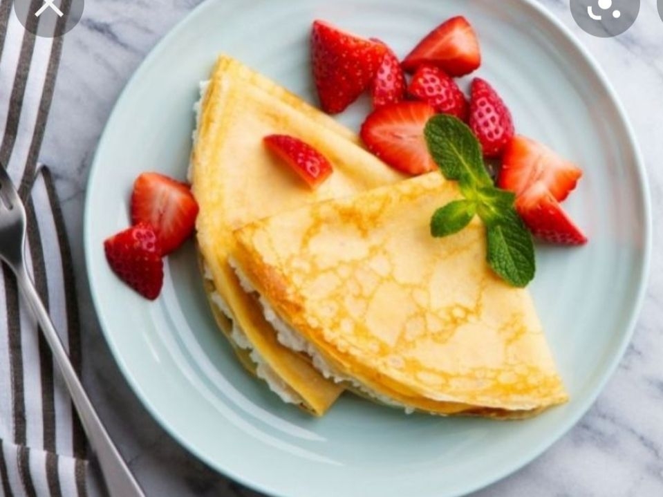 Crepa pie de limón, fresa, banano y melocotón.