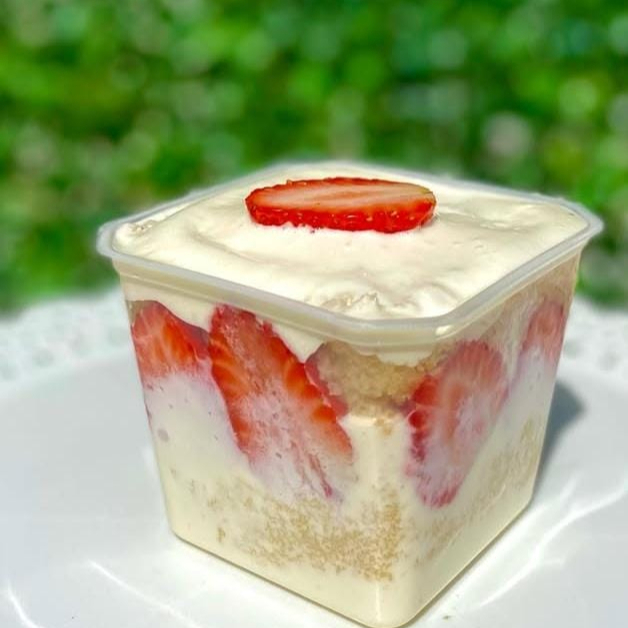 Massa branca molhadinha, creme de ninho e morango .