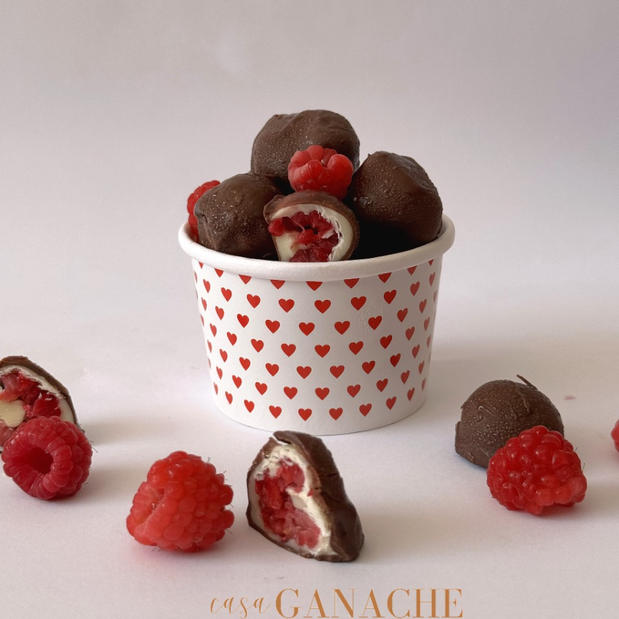 Framboesa banhada em chocolate branco e chocolate preto nobre.