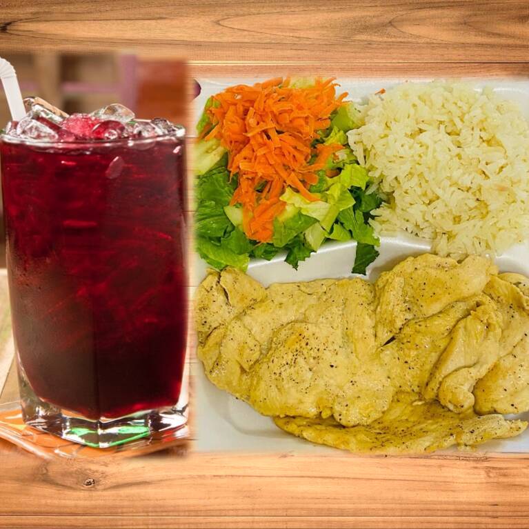 Pechuga asada y agua de jamaica