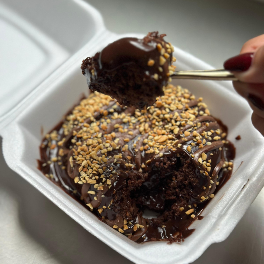 Massa chocolatuda com um recheio de chocolate 50% cacau, adcional de amendoim + nutella em cima pra deixar ainda mais perfeito. Aprox 350g.