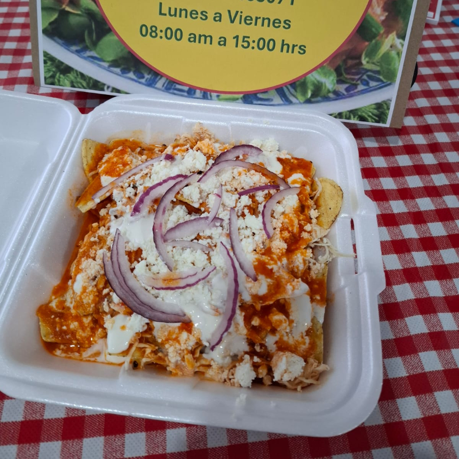 CHILAQUILES EN SALSA ROJA CON POLLO (SIN PICANTE)