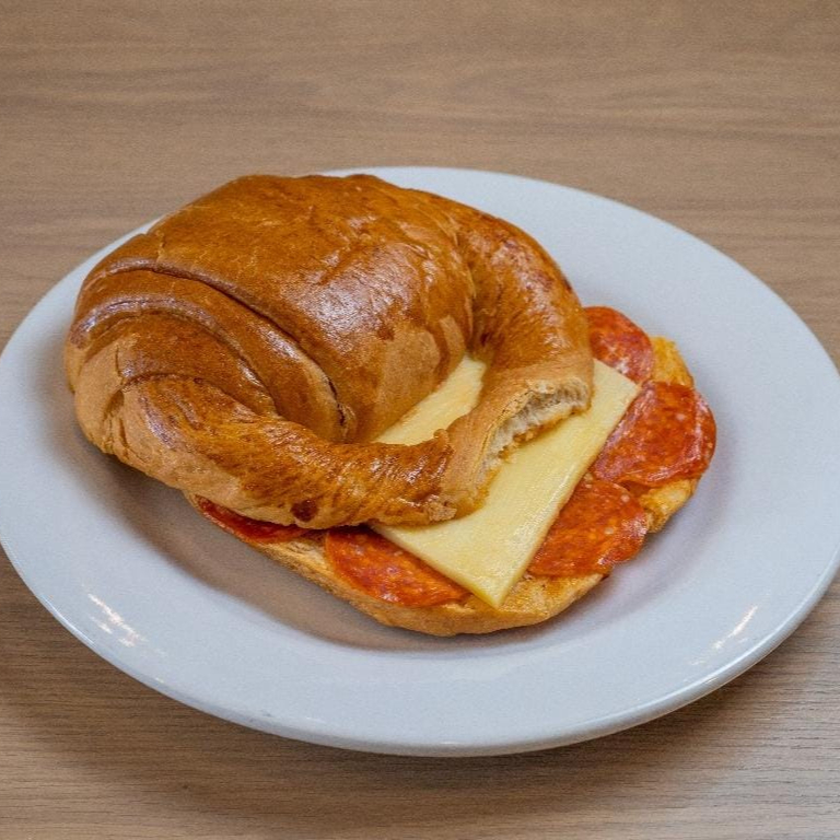 Croissant de pepperoni y queso manchego