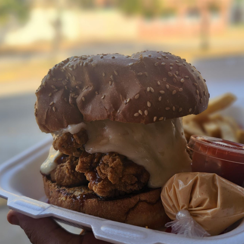 HAMBURGUESA DE BONELESS CHICA MAS BEBIDA
