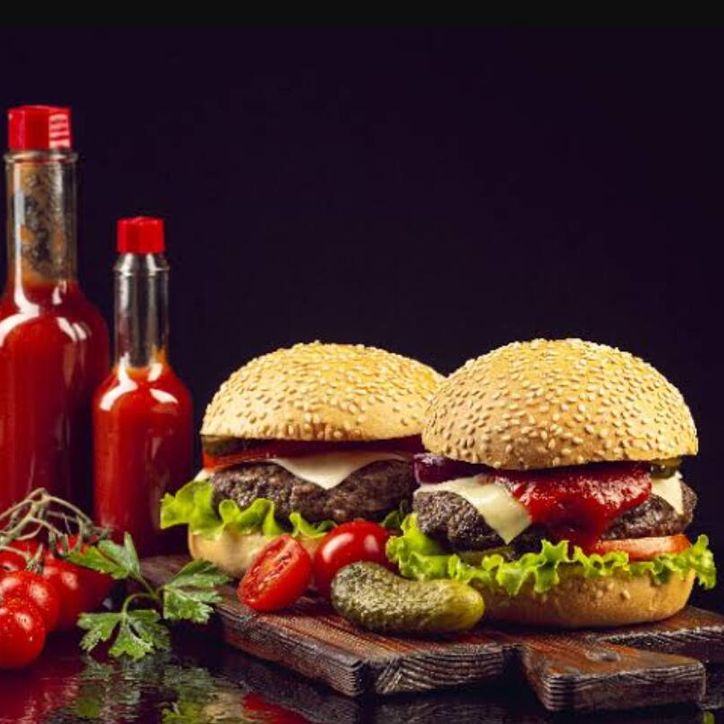 Carne Atesanal de 180g, Queijo Derretido, Pão de Brioche Tomate e Alface