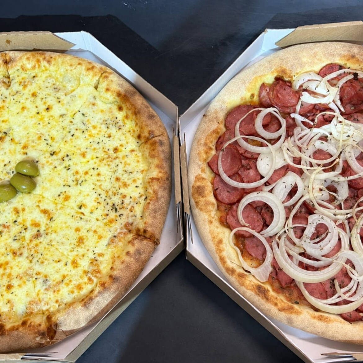 1 pizza de mussarela + 1 pizza de calabresa com cebola + 1 convenção 2L