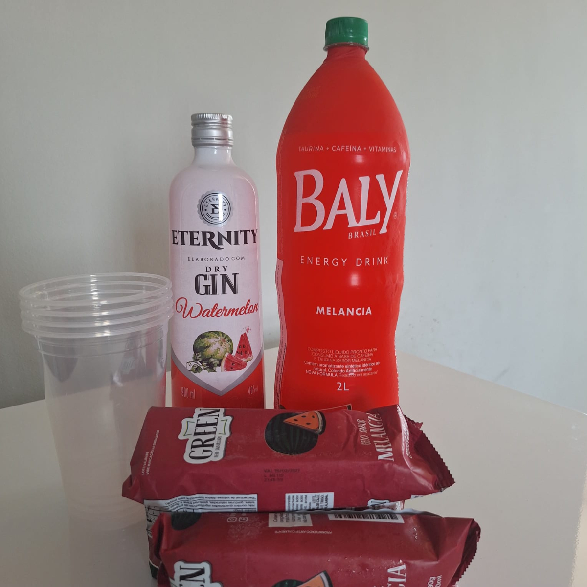 1 Garrafa de Gin Eternity Melancia 1 Energético Melancia Baly 2lts 4 Gelo de Sabor Melancia 4 copos