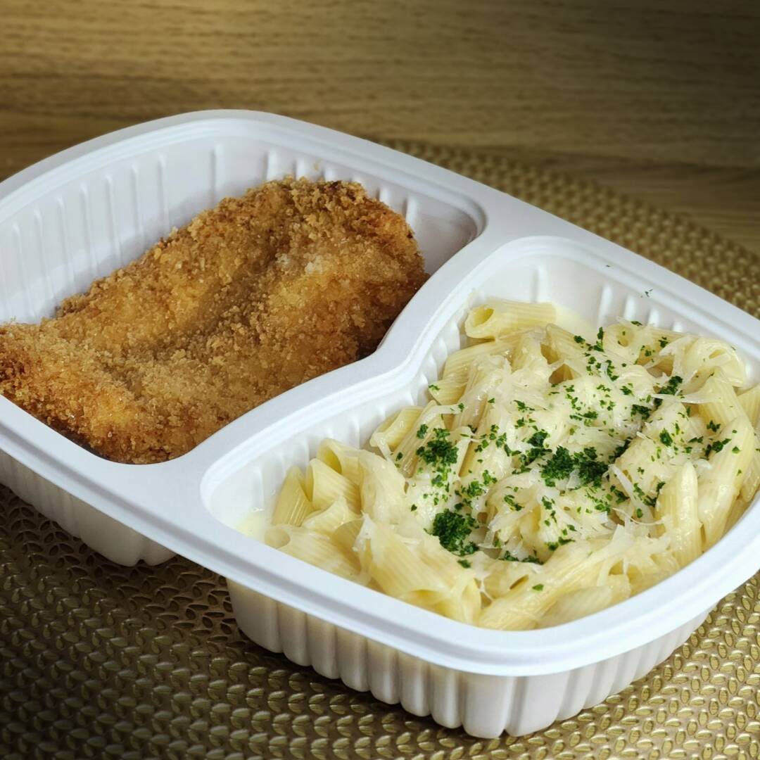 Penne envolto de um creme aveludado de fonduta de queijo, acompanhado de filé de frango grelhado ou frango crocante, suculento e temperado na medida certa. Uma combinação cremosa e cheia de sabor!