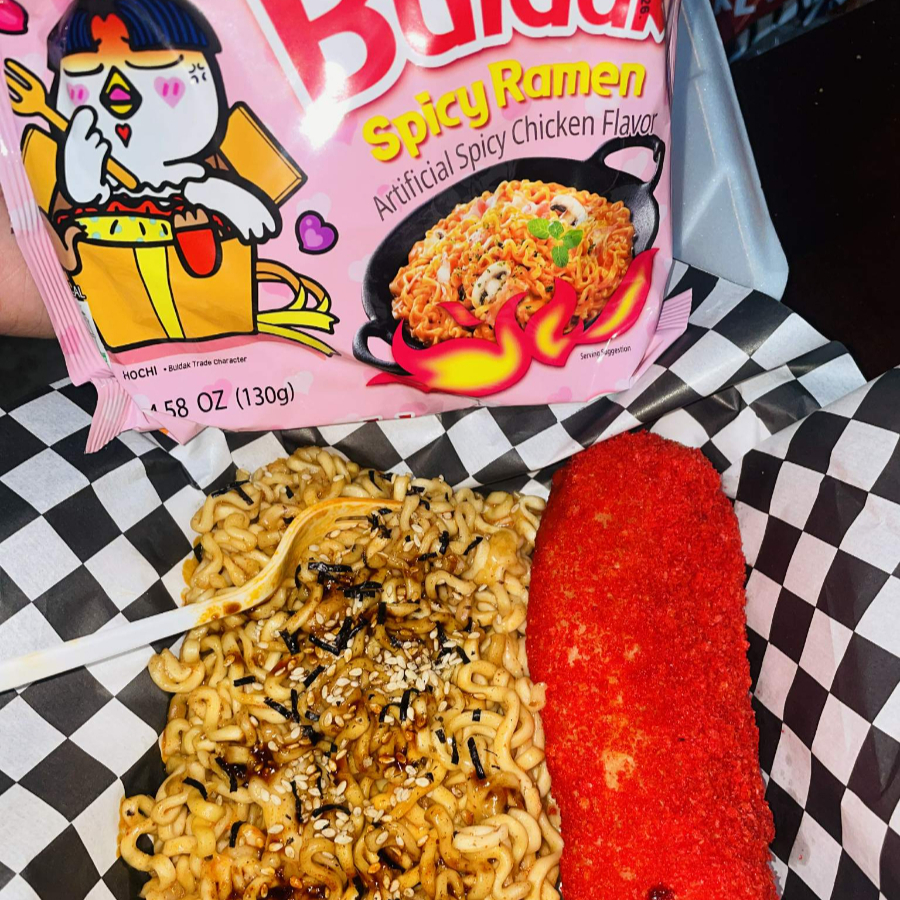 Ramen Rosa + Banderillas Flamin Rellena de Queso