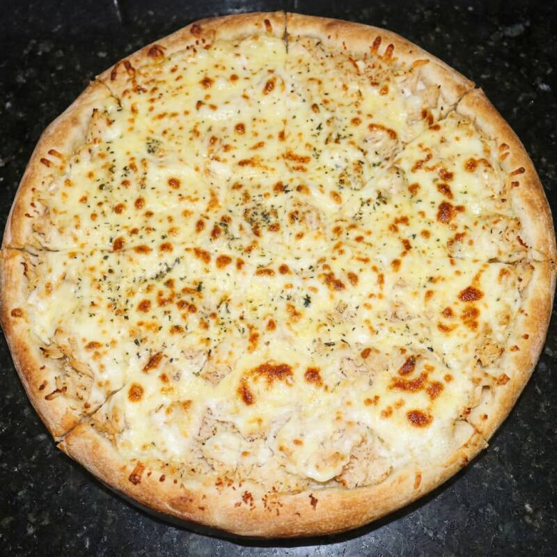 Pizza, um caso de amor que causa calor, que deixa muito sabor, para você comer debaixo do cobertor. Uma pizza de muito amor e sabor com mussarela selecionada, frango desfiado com sabor magnífico, Catupiry da melhor qualidade e orégano. Atenção: Pizza grande de 30 cm - 8 fatias. Caso deseje um tamanho maior é só escolher abaixo.