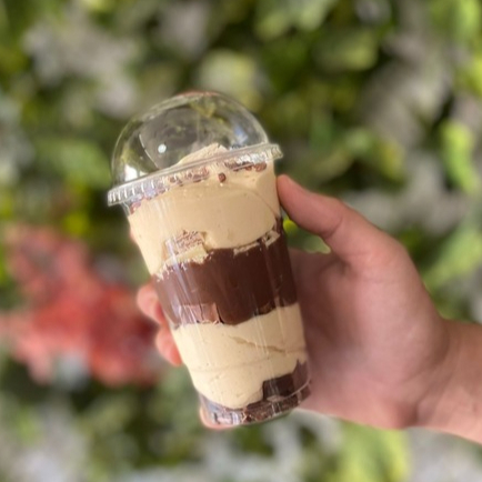 Copo composto por: Mousse de ninho Mousse de chocolate Pedaços de kitkat