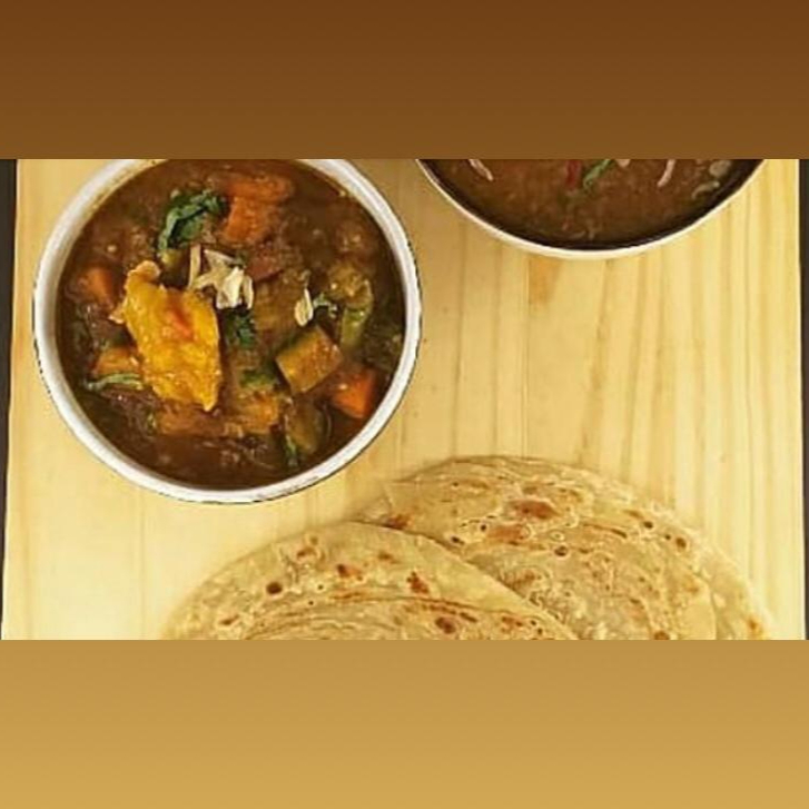 Dahl + curry de legumes bhaarat + 2 pães parathas serve de duas a três pessoas.