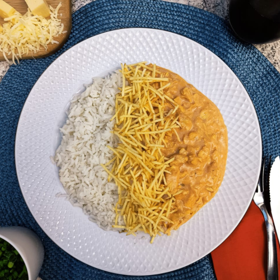 Delicioso strogonoff de frango cremoso, feito com molho especial e frango macio, acompanhado de arroz soltinho e batata palha crocante + refrigerante lata geladinho para completar sua refeição! Porção pequena para uma pessoa.