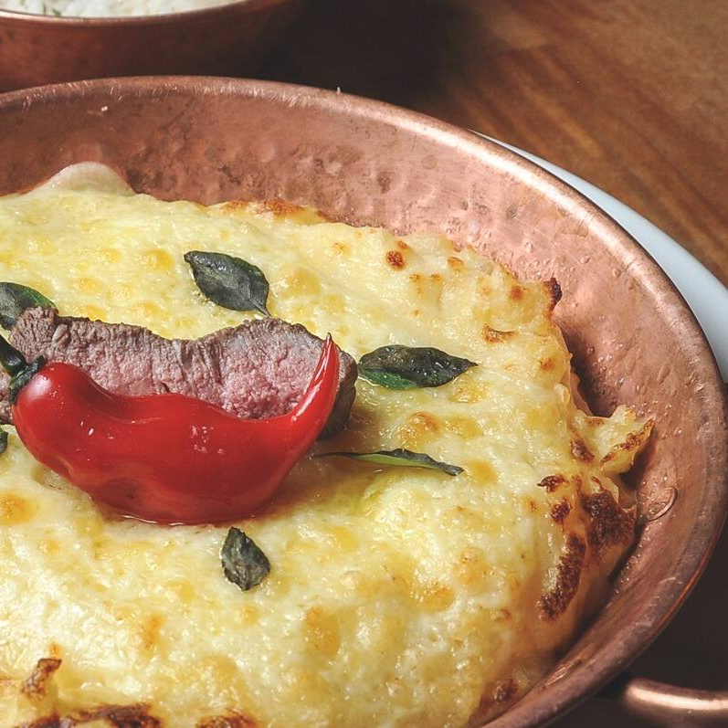 Purê de batata, queijo mussarela para gratinar, filé mignon refogado no azeite com cebola e alho, acompanha arroz branco.