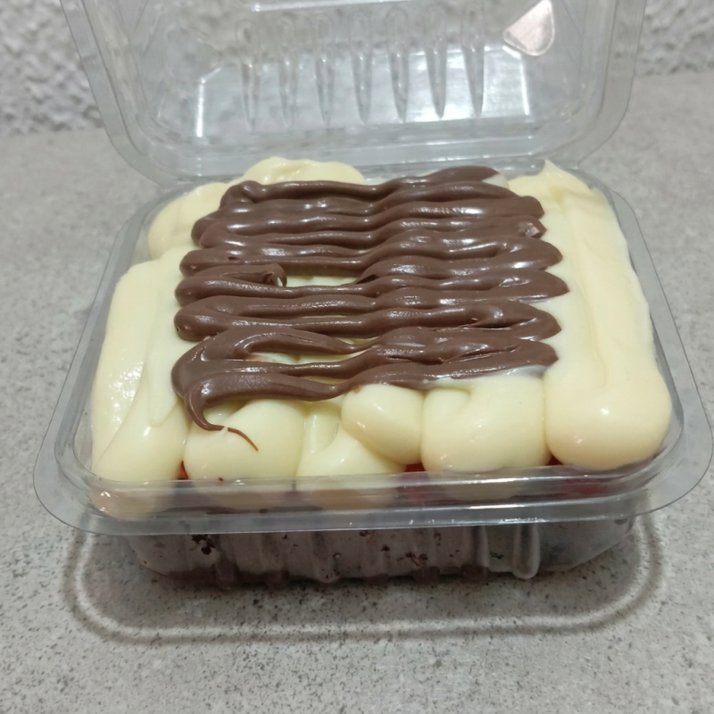 Essa delícia é composta com uma camada do nosso delicioso brownie chocolatudo,morangos frescos, creme de Ninho e fios de Nutella por cima.