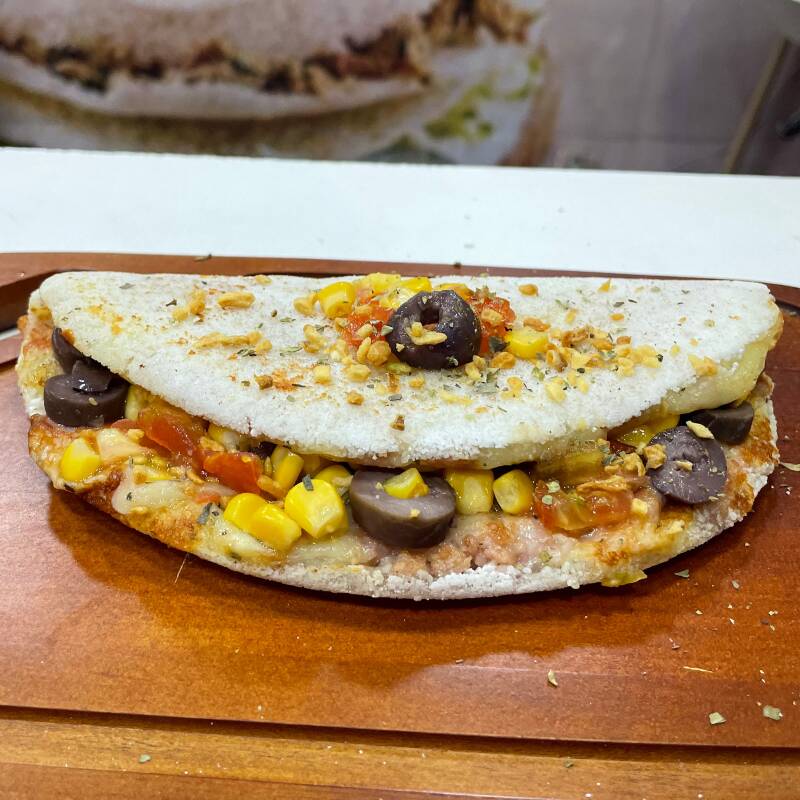 A combinação que nunca sai de moda! Feita com presunto triturado e queijo à sua escolha, acompanhada de adicionais inclusos pra deixar cada mordida ainda mais saborosa.  A tapioca da foto contém adicionais extras como tomate, milho, azeitona preta e alho torrado, disponíveis no nosso cardápio na seção "Adicionais Extras" — é só escolher e montar a sua do jeitinho que quiser!