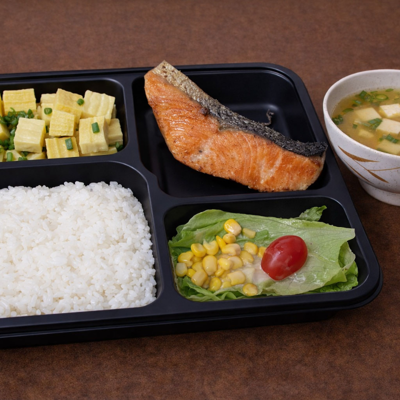 Teishoku é um prato muito popular no japão. É composto de arroz japonês (shiro gohan), misoshiro (sopa a base de missô), 1 filé de salmão grelhado. Acompanha salada (alface, tomate cereja com molho rose) e porção de tamagoyaki cubos com cebolinha