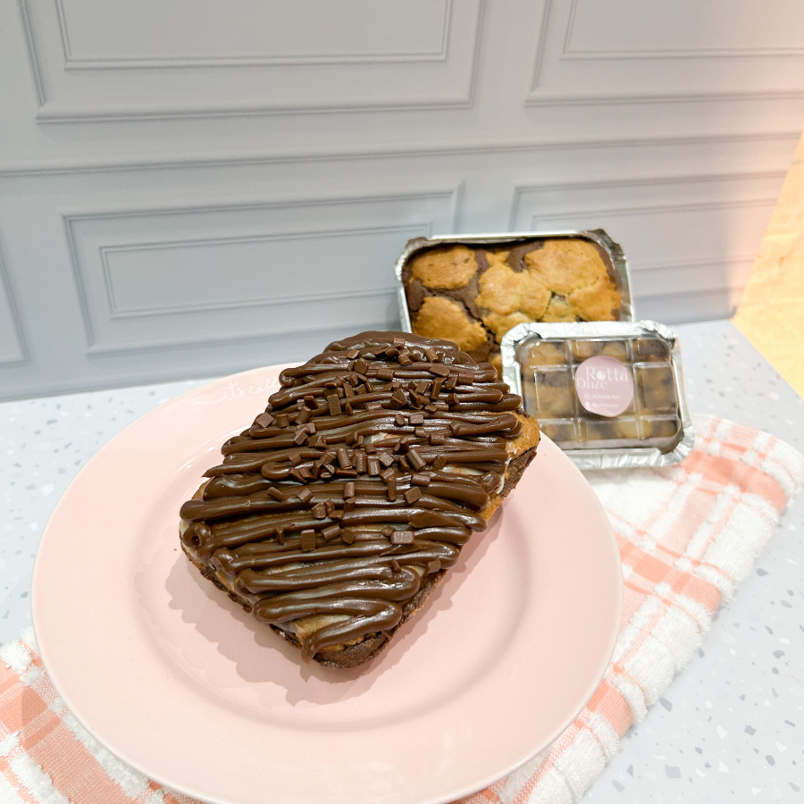Brownie + Cookie = Amor à primeira mordida! Uma combinação perfeita: a maciez do brownie com a crocância do cookie. Massa de cookie tradicional coberto com brownie de chocolate intenso e pedaços de nozes, finalizado com brigadeiro de panela bem cremoso.