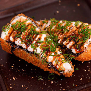 um delicioso hot temaki especial ... hot de patê de salmão grelhado em panado na farinha panko depois de frito aberto em dois e finalizado com cream, cebolinha e muito tare