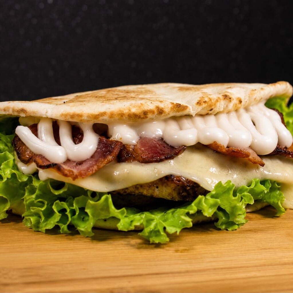 Pão Sírio / Filé de Frango 100g / Mussarela / Bacon / Ovo / Alface / Tomate / Catupiry / Molho Tradicional