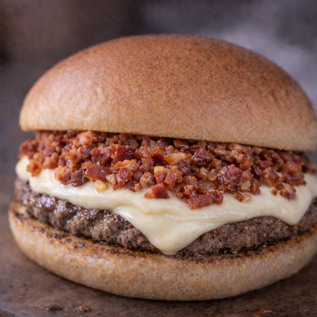 Pão de brioche com gergelim, hambúrguer 100g, catupiry, bacon e maionese artesanal.