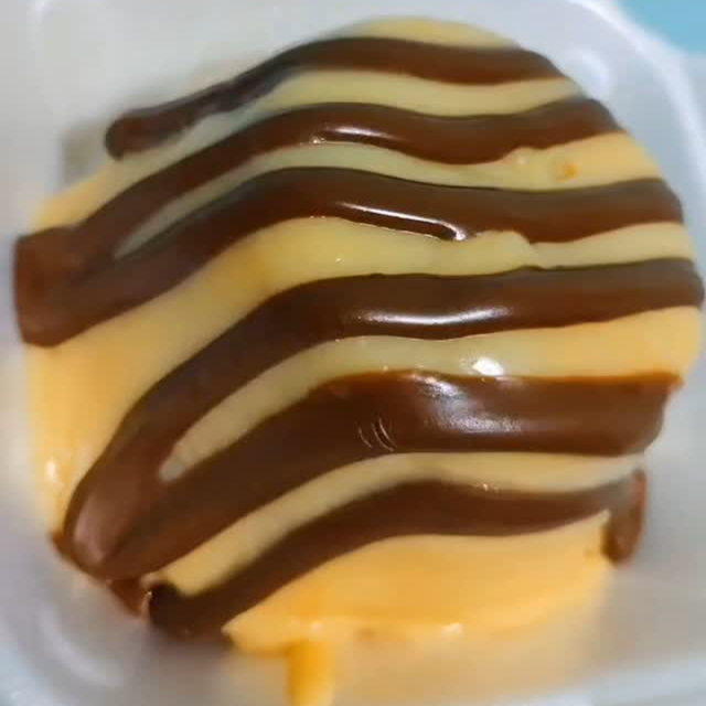 O Mini Vulcão de Ninho com Nutella é uma explosão de cremosidade e sabor. Imagine uma pequena e delicada tortinha individual, com uma massa fofinha e leve, que serve de base para o seu interior surpreendente. O nome "vulcão" vem do seu recheio: ao cortar o bolo, uma erupção irresistível de sabores acontece. Do centro, escorre um creme de leite Ninho derretido e aveludado, que se espalha suavemente. Esse creme é doce, com a textura aveludada e o sabor inconfundível do leite em pó, que traz uma nostalgia gostosa a cada colherada. Para completar a experiência, por cima de tudo, há uma generosa porção de Nutella derretida. O chocolate de avelã se mistura com o creme de Ninho, criando um contraste perfeito entre o doce do leite e a intensidade do cacau e da avelã. Cada garfada é uma combinação de texturas e sabores: a maciez do bolo, a fluidez do creme de Ninho e a riqueza da Nutella, fazendo deste mini vulcão uma sobremesa irresistível e memorável.