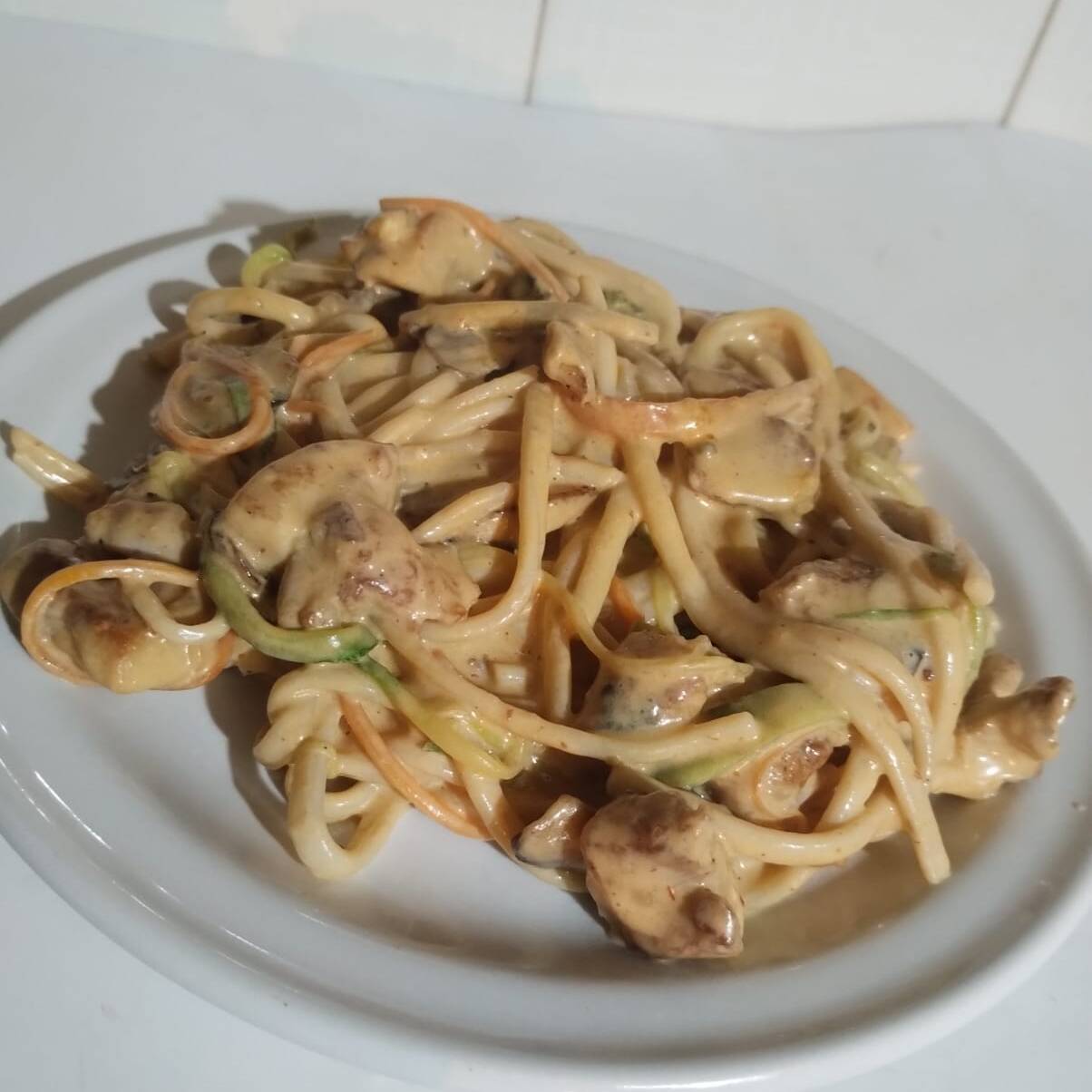 Udon al Chipotle (270 g) con Pollo (100 g)