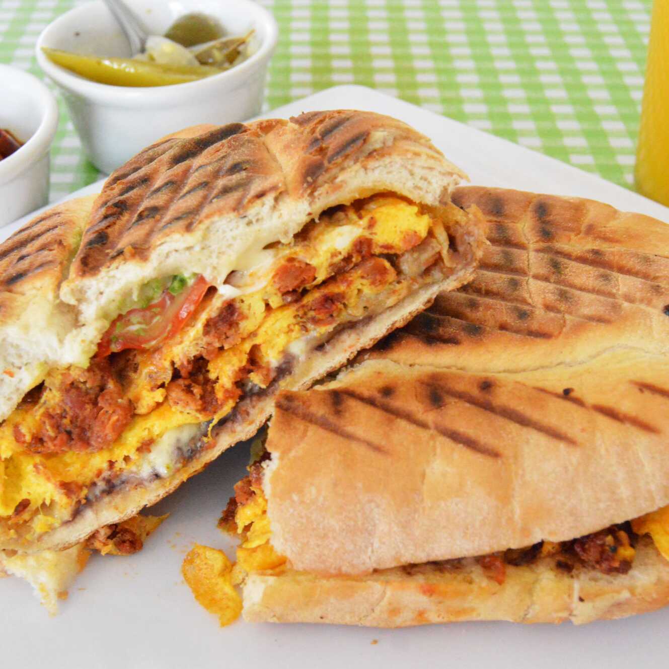 Torta a la Plancha de Huevo con Chorizo