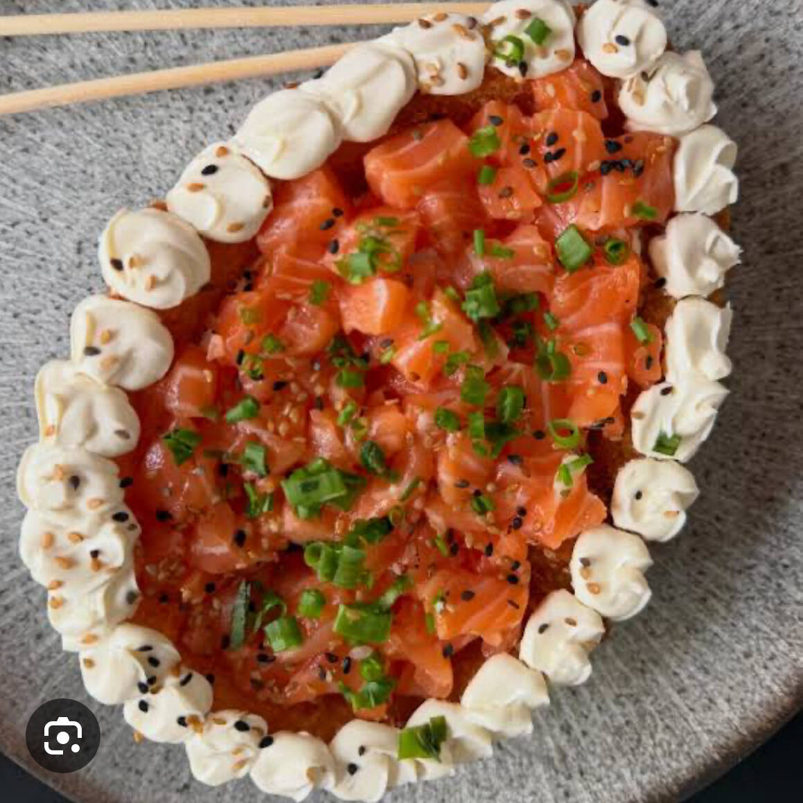base de arroz japones com recheio de salmão fresco, cream cheese, molho tare , cebolinha e gergelim.