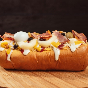 Pão, 1 Salsicha, Milho Verde, Ervilha, Bacon, Catupiry, Vinagrete, Pure de Batata, Queijo Ralado, Batata Palha, Ketchup, Mostarda, Maionese