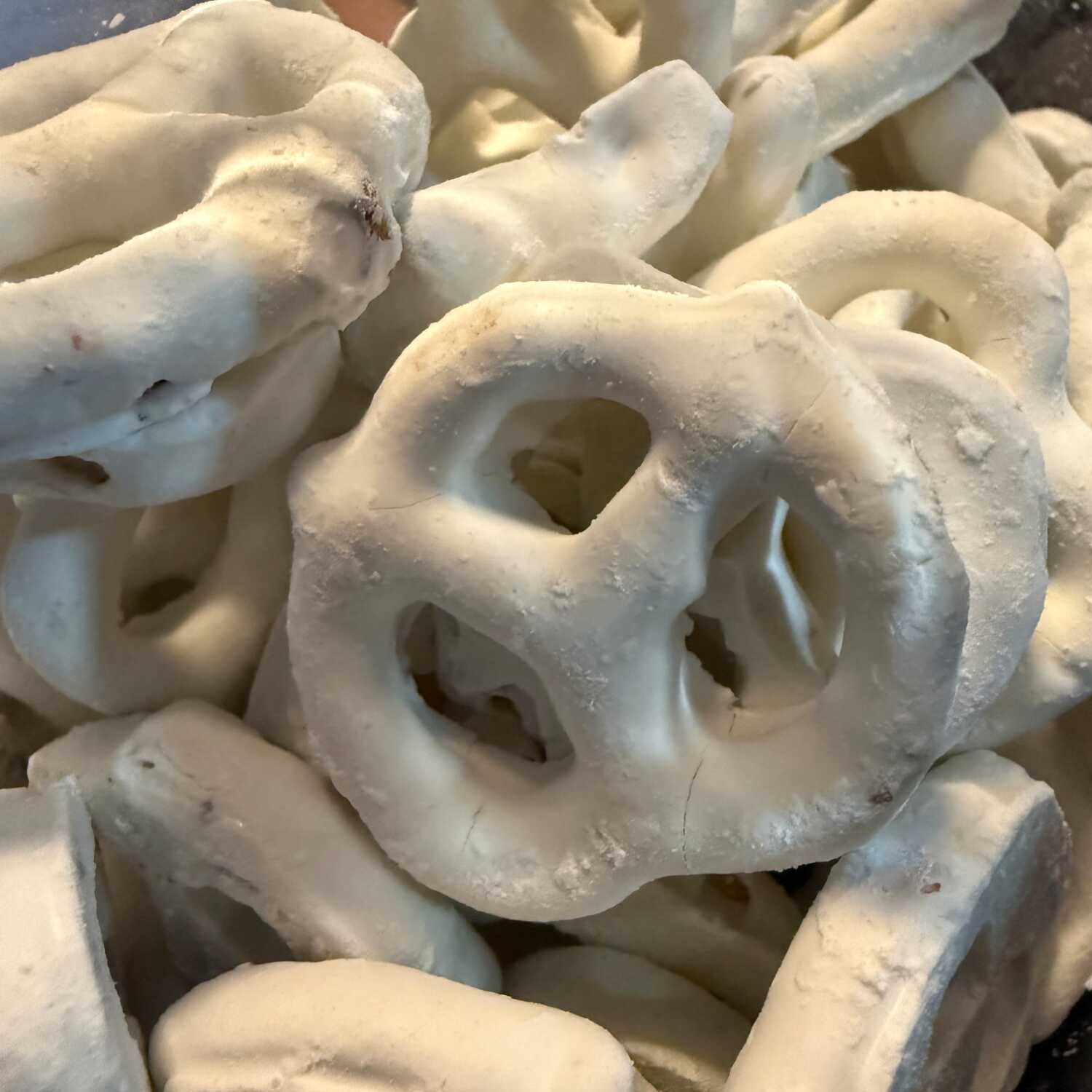 Pretzel con cubierta de chocolate blanco