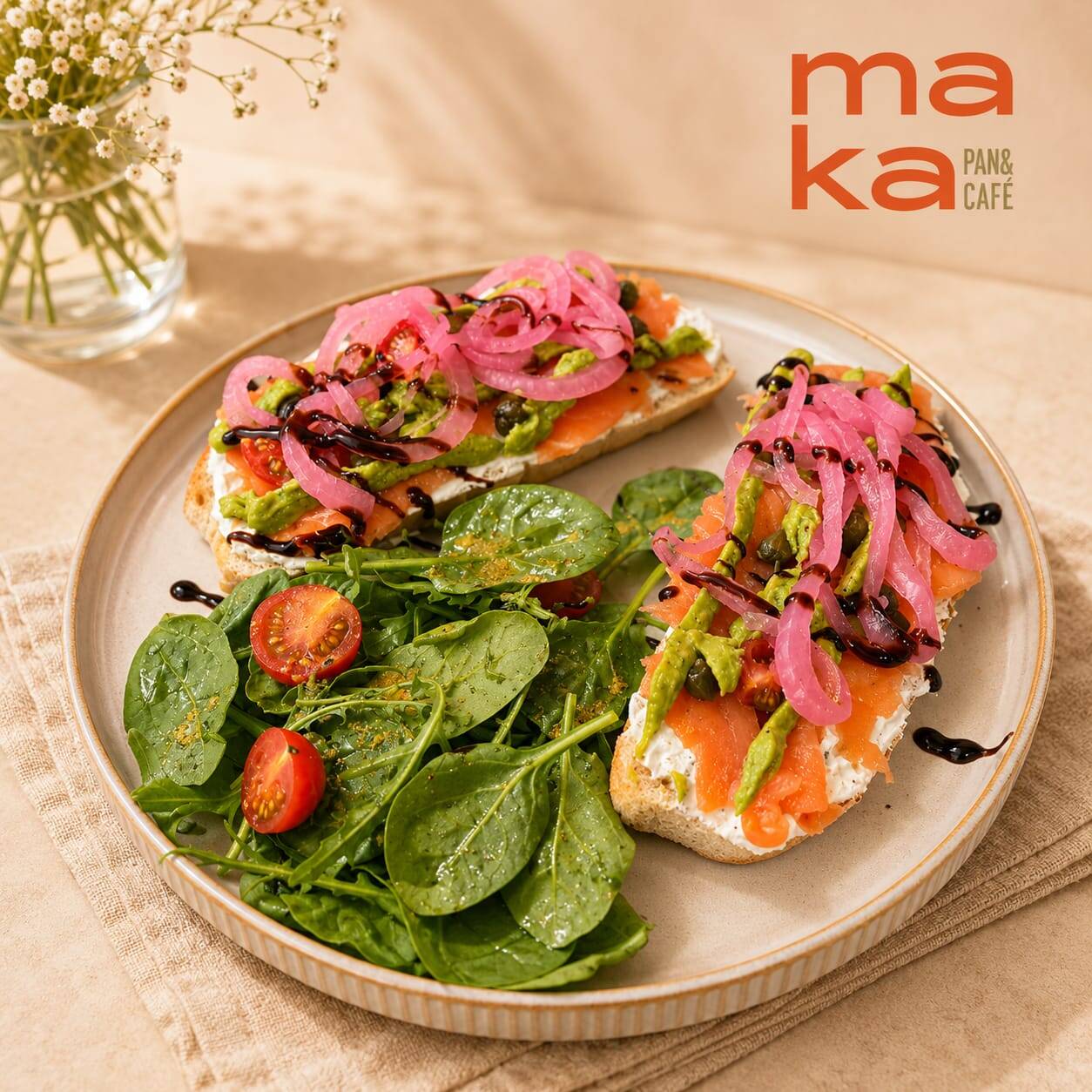 Toast de Salmón Tzatziki