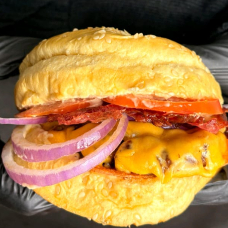 Pão brioche, hambúrguer 150 g bem selado, queijo prato, bacon crocante, cebola, tomate e maionese da casa