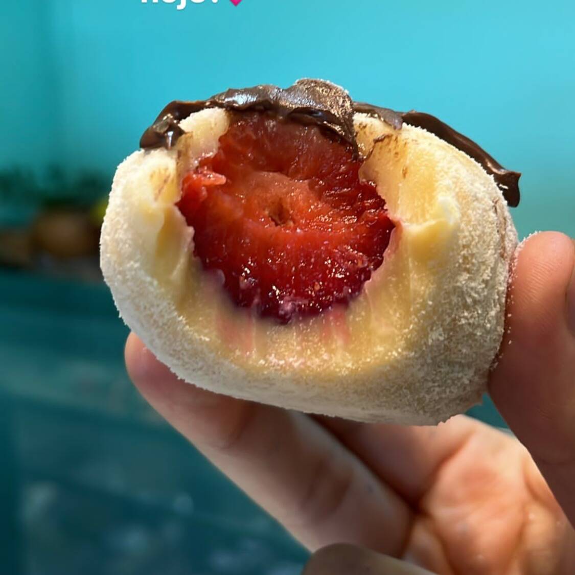 Divina coxinha de morango fresco envolvido por uma camada generosa de brigadeiro cremoso de Ninho e finalizada com Nutella aveludada. --- tags --- entrega rápida, frete grátis, grátis, promoção, desconto, cupom, barato, melhor preço, preço baixo, 0,99, 0800, oferta, menor preço, combo, festa, família, evento, lanche, lanche rápido, porção, porções, combo com sobremesa, confeitaria, doceria, doces, bolos, recheado, bolo de pote, caseiro, artesanal, sobremesa, sobremesa natalina, aniversário, parabéns, presente, surpresa, gostoso, mousse, musse, pudim, afogadinho, brigadeiro, docinhos, brigadeirão, trufas, red velvet, Ninho, doce de leite, Prestígio, banoffee, Ouro Branco, Sonho de Valsa, Kinder Bueno, Ferrero Rocher, Kit Kat, Oreo, chocolate, morango, coco, leite condensado, leite Ninho, Nutella, ganache, bento cake, cascão, cone trufado, dois amores, copo da felicidade, brownie, mini, cupcake, vulcão, piscina, cheesecake, morango do amor. Aproximadamente 100g