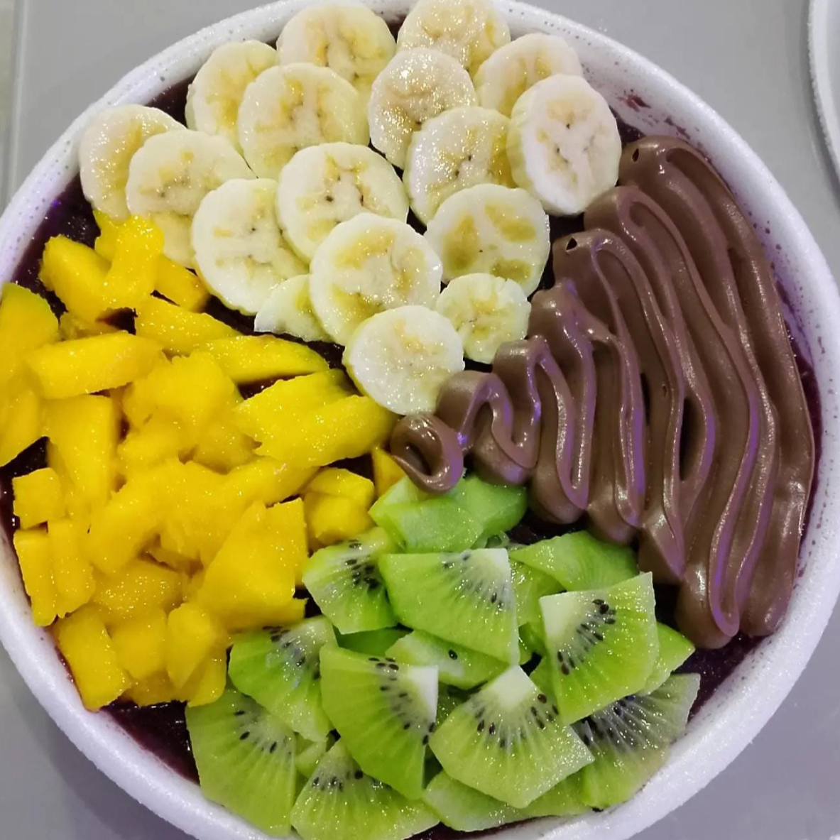Descubra a deliciosa experiência de saborear nosso Açaí na marmita de 750mL, uma das estrelas na categoria . Este prato é uma indulgência tropical rica e cremosa, preparada com o mais puro açaí. Cada colherada traz o gosto refrescante e autêntico desta fruta tão amada. Cuidadosamente servido em uma Marmita, ele oferece abundância suficiente para satisfazer seu paladar. Deleite-se com esta tentação amazônica, perfeita para qualquer hora do Dia!