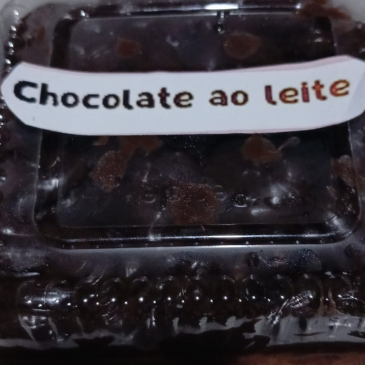 recheio de chocolate ao leite, com mousse de chocolate e uma fatia de bolo com uma ganache chocolatudo.