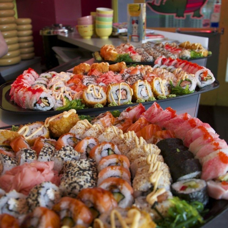 50 Sushi MAS 4 TE FRIOS + 1 Entero Arroz Frito