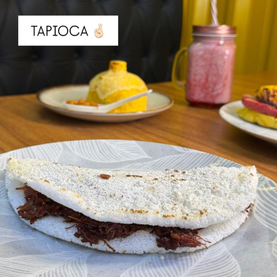Clássica combinação de queijo derretido e presunto suculento dentro de uma tapioca macia.