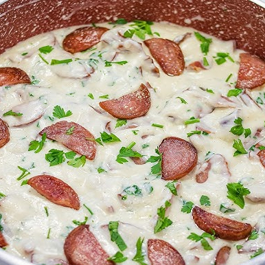 Saborosa e defumada calabresa da melhor qualidade, Assada e regada ao nosso famoso e delicioso molho branco da casa. Junto a essa maravilha delícia você vai escolher o feijão da sua preferência, Seja ele preto ou mulato , macarrão e arroz fresquinhos , uma saudável salada e um delicioso acompanhamento, abas da sua escolha , além da nossa farofa da casa extremamente crocante.