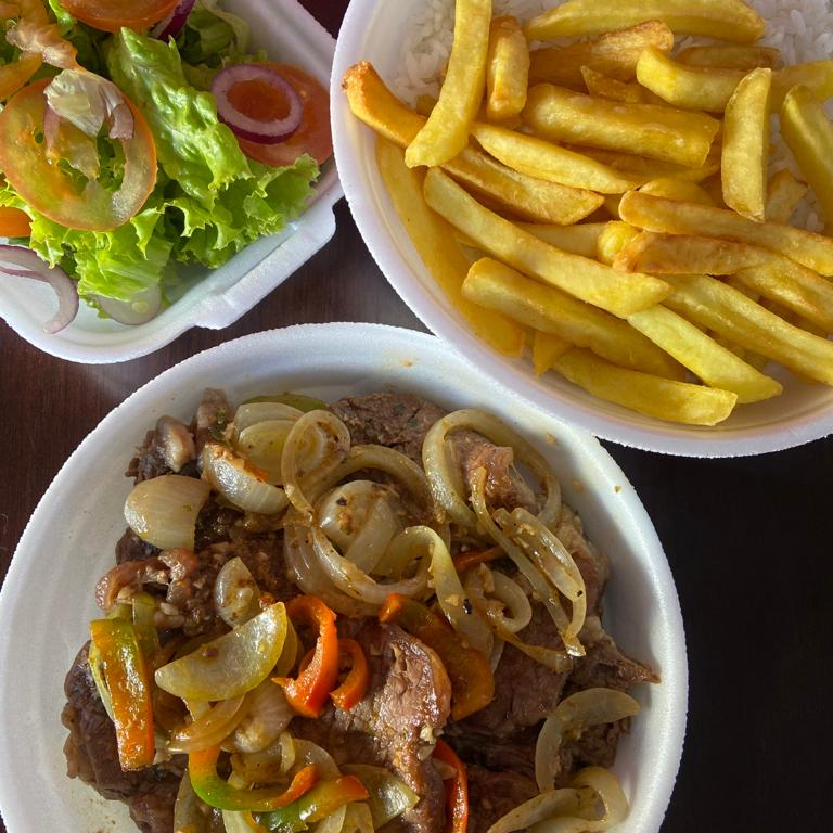 Arroz, Feijão , Fritas e Salada ( Alface, Tomate e Cebola)