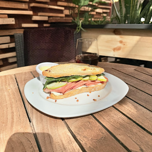 Emparedado de jamon con manzana verde
