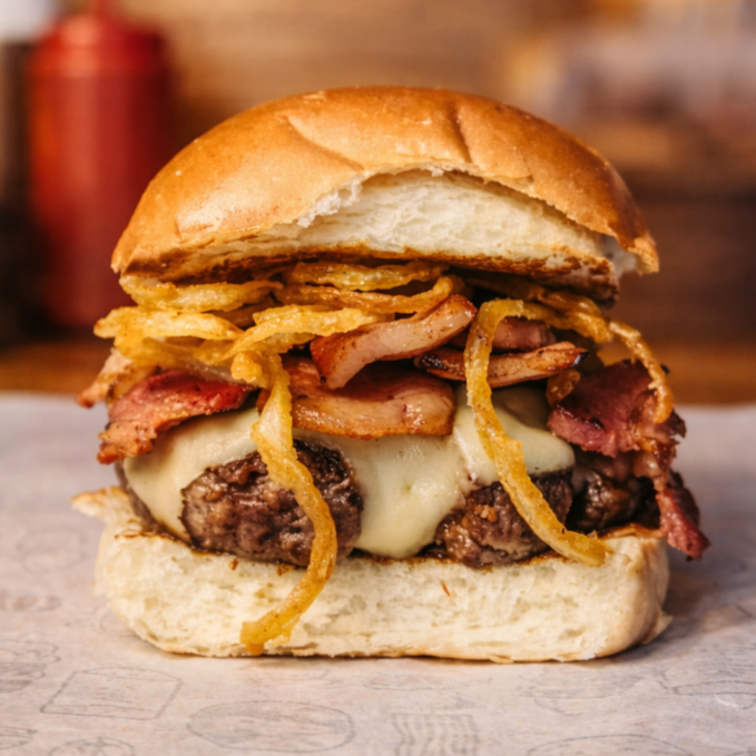 Pão de brioche, blend de 120g, mussarela, cebola crispy e bacon.