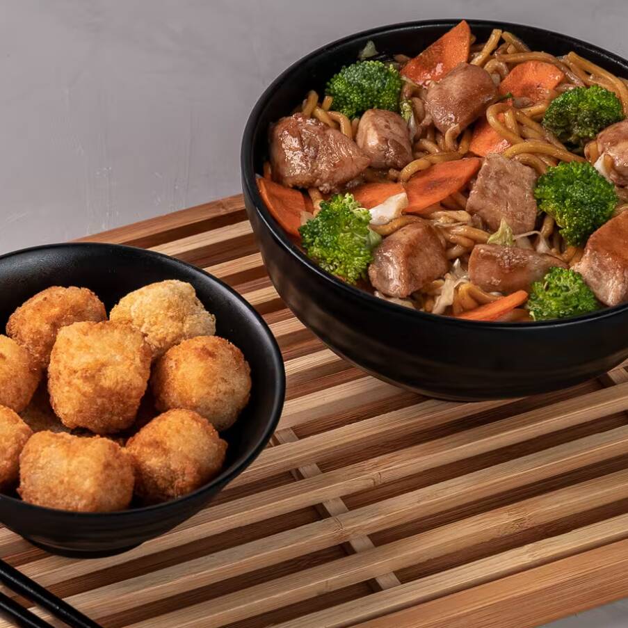 Yakisoba de Frango + Hot Kube (Cubinhos de Salmão - 8 unidades.)