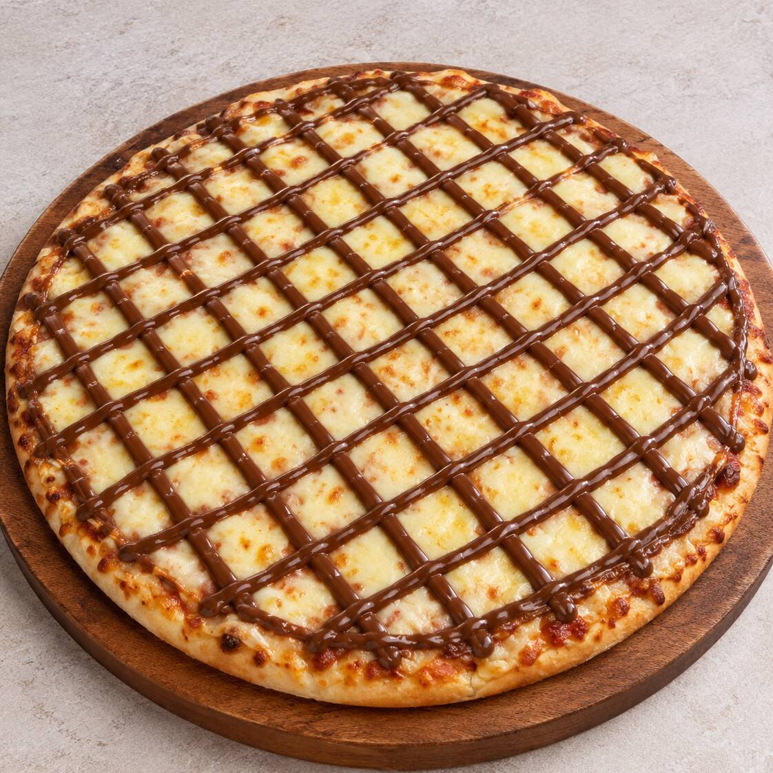 Massa, muçarela e chocolate. Média 30cm
